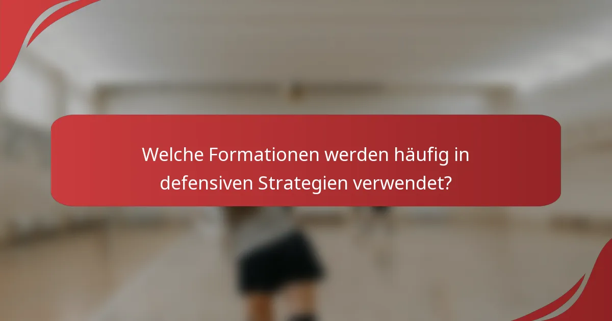 Welche Formationen werden häufig in defensiven Strategien verwendet?